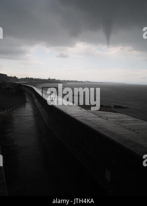 Sheerness, Kent, Regno Unito. 08 Ago, 2017. Regno Unito Meteo: un imbuto il cloud è apparso sull'acqua in Sheerness martedì durante un temporale, che ha causato molto scalpore sui social media. Credito: James Bell/Alamy Live News Foto Stock