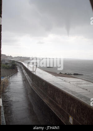 Sheerness, Kent, Regno Unito. 08 Ago, 2017. Regno Unito Meteo: un imbuto il cloud è apparso sull'acqua in Sheerness martedì durante un temporale, che ha causato molto scalpore sui social media. Credito: James Bell/Alamy Live News Foto Stock