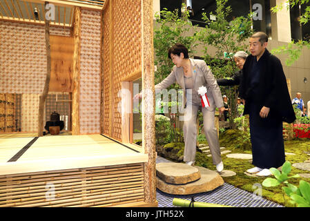 Tokyo, Giappone. Il 9 agosto, 2017. Il Governatore di Tokyo Yuriko Koike ammira un giapponese di casa da tè presso il 'Monozukuri/Takumi no Waza Expo' (maestri dei Mestieri Expo) presso il Tokyo International Forum di Tokyo il Mercoledì, 89 agosto 2017. Koike ha partecipato alla cerimonia di apertura di un evento di tre giorni per mostrare gli artigiani Giapponesi delle competenze e craftworks tradizionali. Credito: Yoshio Tsunoda/AFLO/Alamy Live News Foto Stock
