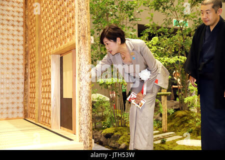 Tokyo, Giappone. Il 9 agosto, 2017. Il Governatore di Tokyo Yuriko Koike ammira un giapponese di casa da tè presso il 'Monozukuri/Takumi no Waza Expo' (maestri dei Mestieri Expo) presso il Tokyo International Forum di Tokyo il Mercoledì, 89 agosto 2017. Koike ha partecipato alla cerimonia di apertura di un evento di tre giorni per mostrare gli artigiani Giapponesi delle competenze e craftworks tradizionali. Credito: Yoshio Tsunoda/AFLO/Alamy Live News Foto Stock