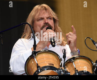 Budapest, Ungheria. 8 Ago, 2017. Il cantante Leslie Mandoki in corrispondenza delle ali della libertà concerto presso il Sziget Festival di Budapest, Ungheria, 8 agosto 2017. Il Sziget Festival, originariamente noto come Eurowoodstock, è stato tenuto per la prima volta 25 anni fa. Foto: Ursula Düren/dpa/Alamy Live News Foto Stock