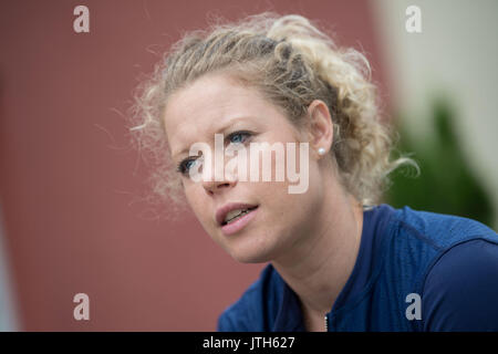 Stuttgart, Germania. 8 Ago, 2017. Il tedesco giocatore di tennis Laura Siegemund è stato intervistato dalla stampa tedesca agenzia in Stoccarda, Germania, 8 agosto 2017. Foto: Marijan Murat/dpa/Alamy Live News Foto Stock