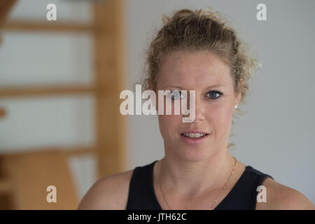 Stuttgart, Germania. 8 Ago, 2017. Il tedesco giocatore di tennis Laura Siegemund è stato intervistato dalla stampa tedesca agenzia in Stoccarda, Germania, 8 agosto 2017. Foto: Marijan Murat/dpa/Alamy Live News Foto Stock