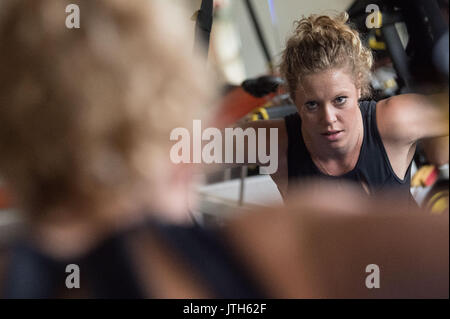 Stuttgart, Germania. 8 Ago, 2017. Il tedesco giocatore di tennis Laura Siegemund treni in uno studio di fisioterapia a Stoccarda, Germania, 8 agosto 2017. Foto: Marijan Murat/dpa/Alamy Live News Foto Stock