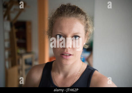 Stuttgart, Germania. 8 Ago, 2017. Il tedesco giocatore di tennis Laura Siegemund è stato intervistato dalla stampa tedesca agenzia in Stoccarda, Germania, 8 agosto 2017. Foto: Marijan Murat/dpa/Alamy Live News Foto Stock