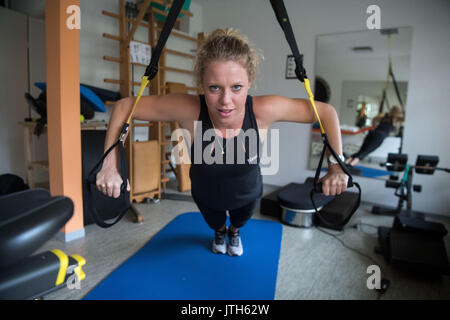 Stuttgart, Germania. 8 Ago, 2017. Il tedesco giocatore di tennis Laura Siegemund treni in uno studio di fisioterapia a Stoccarda, Germania, 8 agosto 2017. Foto: Marijan Murat/dpa/Alamy Live News Foto Stock