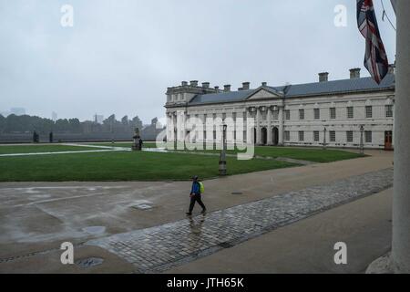 Londra, Regno Unito. Il 9 agosto, 2017. Heavy Rain questa mattina presso la Old Royal Naval College di Greenwich. Credito: claire doherty/Alamy Live News Foto Stock