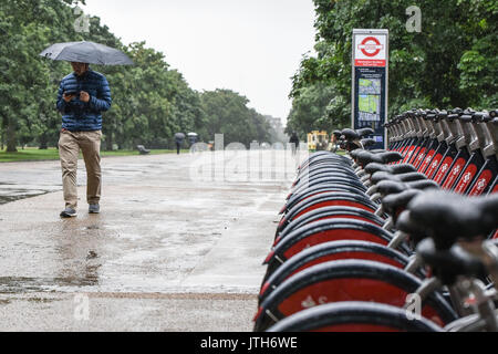 Londra, Regno Unito. Il 9 agosto, 2017. Un uomo si affaccia forte pioggia di questa mattina come egli cammina attraverso i giardini di Kensington di Londra, Regno Unito. Credito: Ben Furst/Alamy Live News. Foto Stock