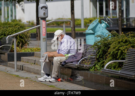 Clydebank, Glasgow, Scotland, Regno Unito. 9 agosto. Estate Meteo restituisce e lettura locale giornale godere l'estate in Clydebank sul canale di Forth e Clyde come la Scozia le catture del sole e il Regno Unito ne soffre diversi credito meteo: gerard ferry/Alamy Live News Foto Stock