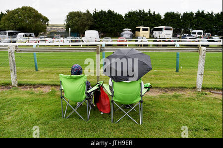 Brighton, Regno Unito. Il 9 agosto, 2017. Soggiorno Racegoers asciutto al Marstons il giorno della gara in Maronthonbet festival di corse a Brighton Racecourse Credito: Simon Dack/Alamy Live News Foto Stock