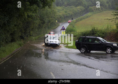 Biggin Hill, Regno Unito. Il 9 agosto, 2017. Inondazioni in Biggin Hill dopo la pioggia torrenziale che è previsione fino a questa sera, come la polizia frequentare ribaltato un credito del veicolo: Keith Larby/Alamy Live News Foto Stock