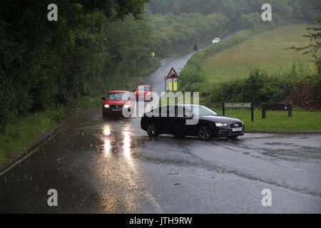 Biggin Hill, Regno Unito. Il 9 agosto, 2017. Inondazioni in Biggin Hill dopo la pioggia torrenziale che è previsione fino a questa sera, come la polizia frequentare ribaltato un credito del veicolo: Keith Larby/Alamy Live News Foto Stock