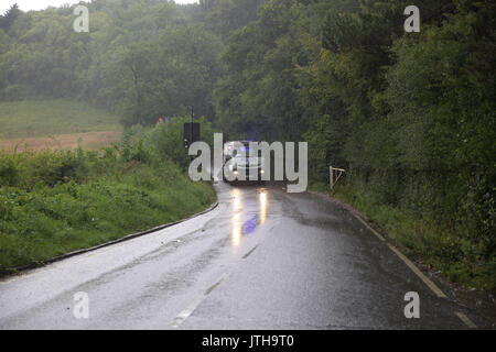 Biggin Hill, Regno Unito. Il 9 agosto, 2017. Inondazioni in Biggin Hill dopo la pioggia torrenziale che è previsione fino a questa sera, come la polizia frequentare ribaltato un credito del veicolo: Keith Larby/Alamy Live News Foto Stock