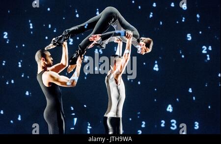 Amburgo, Germania. Il 9 agosto, 2017. Ballerini di Michael Clark Company dalla Gran Bretagna dancing a una prova di 'per un semplice, Rock'n'Roll . Song' ad Amburgo, Germania, 9 agosto 2017. Il pezzo viene aperto il sito Internationales Sommerfestival (International Summer Festival) oggi alla Kulturfabrik Kampnagel, che durerà fino al 27 agosto 2017. Foto: Markus Scholz/dpa/Alamy Live News Foto Stock