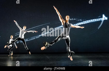 Amburgo, Germania. Il 9 agosto, 2017. Ballerini di Michael Clark Company dalla Gran Bretagna dancing a una prova di 'per un semplice, Rock'n'Roll . Song' ad Amburgo, Germania, 9 agosto 2017. Il pezzo viene aperto il sito Internationales Sommerfestival (International Summer Festival) oggi alla Kulturfabrik Kampnagel, che durerà fino al 27 agosto 2017. Foto: Markus Scholz/dpa/Alamy Live News Foto Stock