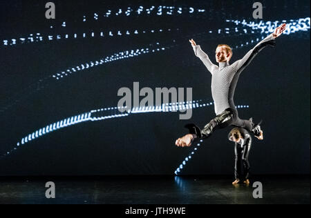 Amburgo, Germania. Il 9 agosto, 2017. Ballerini di Michael Clark Company dalla Gran Bretagna dancing a una prova di 'per un semplice, Rock'n'Roll . Song' ad Amburgo, Germania, 9 agosto 2017. Il pezzo viene aperto il sito Internationales Sommerfestival (International Summer Festival) oggi alla Kulturfabrik Kampnagel, che durerà fino al 27 agosto 2017. Foto: Markus Scholz/dpa/Alamy Live News Foto Stock