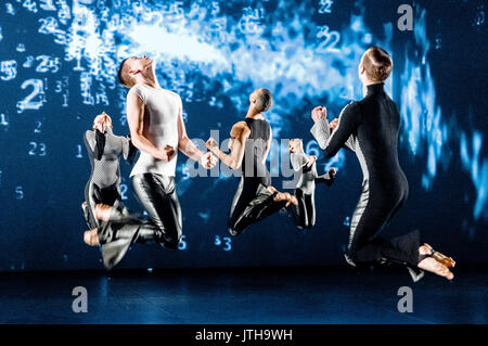 Amburgo, Germania. Il 9 agosto, 2017. Ballerini di Michael Clark Company dalla Gran Bretagna dancing a una prova di 'per un semplice, Rock'n'Roll . Song' ad Amburgo, Germania, 9 agosto 2017. Il pezzo viene aperto il sito Internationales Sommerfestival (International Summer Festival) oggi alla Kulturfabrik Kampnagel, che durerà fino al 27 agosto 2017. Foto: Markus Scholz/dpa/Alamy Live News Foto Stock