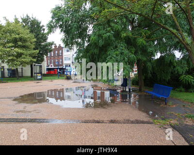 Sheerness, Kent. 09 Ago, 2017. Regno Unito Meteo: un umido e giornata uggiosa con prolungati periodi di pioggia. Credito: James Bell/Alamy Live News Foto Stock