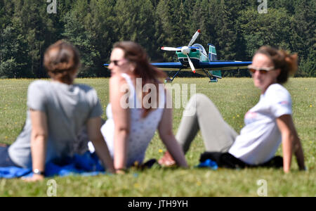 Chotebor, Repubblica Ceca. 09Aug, 2017. Il pilota italiano Rodolfo Natale con il cappuccio 232 aereo è visto durante il decimo FAI avanzata europea del campionato di Acrobazia Aerea 2017 in Chotebor, Repubblica Ceca, il 9 agosto 2017. Credito: Lubos Pavlicek/CTK foto/Alamy Live News Foto Stock