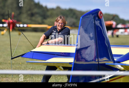 Chotebor, Repubblica Ceca. 09Aug, 2017. Membro di una squadra francese prepara Extra 330SC aereo durante il decimo FAI avanzata europea del campionato di Acrobazia Aerea 2017 in Chotebor, Repubblica Ceca, il 9 agosto 2017. Credito: Lubos Pavlicek/CTK foto/Alamy Live News Foto Stock