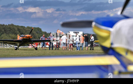 Chotebor, Repubblica Ceca. 09Aug, 2017. Nazionale Ceca XA-41 aereo (sinistra) è visto durante il decimo FAI avanzata europea del campionato di Acrobazia Aerea 2017 in Chotebor, Repubblica Ceca, il 9 agosto 2017. Credito: Lubos Pavlicek/CTK foto/Alamy Live News Foto Stock