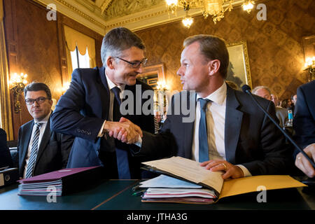 Amburgo, Germania. Il 9 agosto, 2017. Amburgo la polizia della presidente Ralf Martin Meyer (l) e interno senatore Andy Grote (SPD) salutare ogni altro all'inizio di una sessione speciale del Innenausschuss (pubbliche e gli affari interni) di Hamburger Buergerschaft in parlamento il Kaisersaal presso il municipio di Amburgo, Germania, 9 agosto 2017. Il pubbliche e gli affari interni del Parlamento di Amburgo si è riunito in una sessione speciale mercoledì per discutere l'attacco di coltello in Hamburg-Barmbek, che ha lasciato un morto e diversi feriti. Foto: Christian Charisius/dpa/Alamy Live News Foto Stock