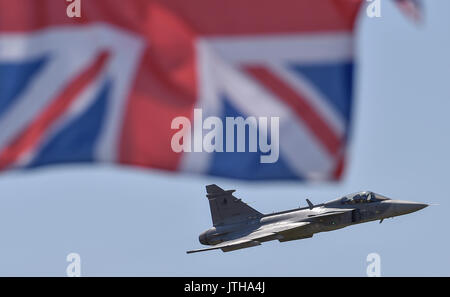 Chotebor, Repubblica Ceca. 09Aug, 2017. Esercito ceco JAS 39C Gripen fighter in azione durante il decimo FAI avanzata europea del campionato di Acrobazia Aerea 2017 in Chotebor, Repubblica Ceca, il 9 agosto 2017. Credito: Lubos Pavlicek/CTK foto/Alamy Live News Foto Stock