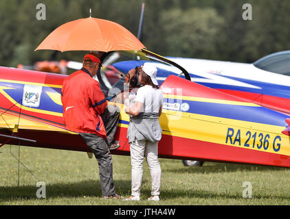 Chotebor, Repubblica Ceca. 09Aug, 2017. Pilota russo Vasily Plotnikov Extra con 330SC aereo assiste il decimo FAI avanzata europea del campionato di Acrobazia Aerea 2017 in Chotebor, Repubblica Ceca, il 9 agosto 2017. Credito: Lubos Pavlicek/CTK foto/Alamy Live News Foto Stock