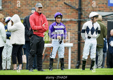 Brighton, Regno Unito. Il 9 agosto, 2017. Jockey Silvestre De Sousa (centro) al Marstons il giorno della gara in Maronthonbet festival di corse a Brighton Racecourse Credito: Simon Dack/Alamy Live News Foto Stock