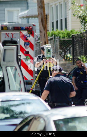 E 229 st Ed Carpenter street, Bronx, New York, Stati Uniti d'America. Il 9 agosto, 2017.condotta da parte della polizia di un inchiesta sugli incidenti per un ambulette che appoggiato su una donna che era il funzionamento del veicolo in corrispondenza di E 229 st Ed Carpenter street. Michael Glenn / Alamy Live News Foto Stock