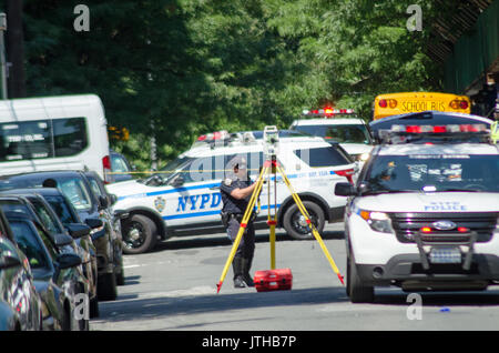 E 229 st Ed Carpenter street, Bronx, New York, Stati Uniti d'America. Il 9 agosto, 2017.condotta da parte della polizia di un inchiesta sugli incidenti per un ambulette che appoggiato su una donna che era il funzionamento del veicolo in corrispondenza di E 229 st Ed Carpenter street. Michael Glenn / Alamy Live News Foto Stock