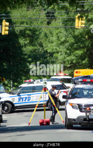 E 229 st Ed Carpenter street, Bronx, New York, Stati Uniti d'America. Il 9 agosto, 2017.condotta da parte della polizia di un inchiesta sugli incidenti per un ambulette che appoggiato su una donna che era il funzionamento del veicolo in corrispondenza di E 229 st Ed Carpenter street. Michael Glenn / Alamy Live News Foto Stock