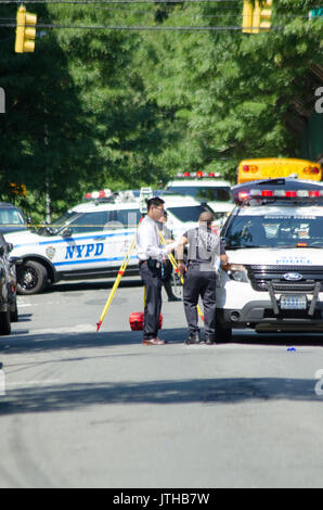 E 229 st Ed Carpenter street, Bronx, New York, Stati Uniti d'America. Il 9 agosto, 2017.condotta da parte della polizia di un inchiesta sugli incidenti per un ambulette che appoggiato su una donna che era il funzionamento del veicolo in corrispondenza di E 229 st Ed Carpenter street. L'incidente è stato determinato che si è verificata quando la vittima, mettere il veicolo in retromarcia con la porta conducente aperta. Ella fu gettato dal veicolo e quindi da eseguire su di esso. Michael Glenn / Alamy Live News Foto Stock