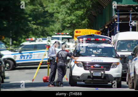 E 229 st Ed Carpenter street, Bronx, New York, Stati Uniti d'America. Il 9 agosto, 2017.condotta da parte della polizia di un inchiesta sugli incidenti per un ambulette che appoggiato su una donna che era il funzionamento del veicolo in corrispondenza di E 229 st Ed Carpenter street. L'incidente è stato determinato che si è verificata quando la vittima, mettere il veicolo in retromarcia con la porta conducente aperta. Ella fu gettato dal veicolo e quindi da eseguire su di esso. Michael Glenn / Alamy Live News Foto Stock