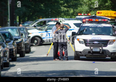 E 229 st Ed Carpenter street, Bronx, New York, Stati Uniti d'America. Il 9 agosto, 2017.condotta da parte della polizia di un inchiesta sugli incidenti per un ambulette che appoggiato su una donna che era il funzionamento del veicolo in corrispondenza di E 229 st Ed Carpenter street. L'incidente è stato determinato che si è verificata quando la vittima, mettere il veicolo in retromarcia con la porta conducente aperta. Ella fu gettato dal veicolo e quindi da eseguire su di esso. Michael Glenn / Alamy Live News Foto Stock