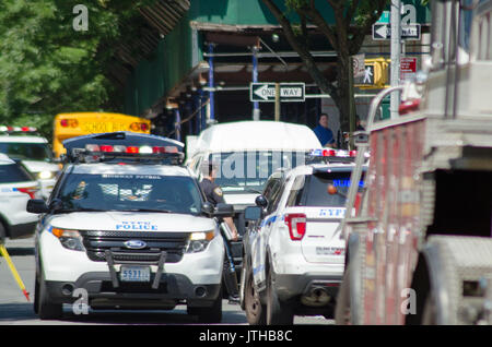 E 229 st Ed Carpenter street, Bronx, New York, Stati Uniti d'America. Il 9 agosto, 2017.condotta da parte della polizia di un inchiesta sugli incidenti per un ambulette che appoggiato su una donna che era il funzionamento del veicolo in corrispondenza di E 229 st Ed Carpenter street. L'incidente è stato determinato che si è verificata quando la vittima, mettere il veicolo in retromarcia con la porta conducente aperta. Ella fu gettato dal veicolo e quindi da eseguire su di esso. Michael Glenn / Alamy Live News Foto Stock