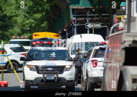 E 229 st Ed Carpenter street, Bronx, New York, Stati Uniti d'America. Il 9 agosto, 2017.condotta da parte della polizia di un inchiesta sugli incidenti per un ambulette che appoggiato su una donna che era il funzionamento del veicolo in corrispondenza di E 229 st Ed Carpenter street. L'incidente è stato determinato che si è verificata quando la vittima, mettere il veicolo in retromarcia con la porta conducente aperta. Ella fu gettato dal veicolo e quindi da eseguire su di esso. Michael Glenn / Alamy Live News Foto Stock