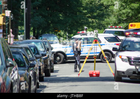 E 229 st Ed Carpenter street, Bronx, New York, Stati Uniti d'America. Il 9 agosto, 2017.condotta da parte della polizia di un inchiesta sugli incidenti per un ambulette che appoggiato su una donna che era il funzionamento del veicolo in corrispondenza di E 229 st Ed Carpenter street. L'incidente è stato determinato che si è verificata quando la vittima, mettere il veicolo in retromarcia con la porta conducente aperta. Ella fu gettato dal veicolo e quindi da eseguire su di esso. Michael Glenn / Alamy Live News Foto Stock