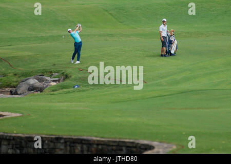 9 agosto 2017: Rory McIlroy dell Irlanda del Nord colpisce per il verde sul settimo foro durante l'ultimo giorno di pratica del 99th campionato di PGA a quaglia Club cava di Charlotte, NC. (Scott Kinser/Cal Sport Media) Foto Stock