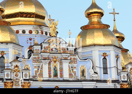 Cupole dorate di San Michele cattedrale a Kiev, Ucraina Foto Stock