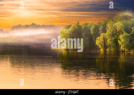 Serata sul fiume Dnieper coperto con haze Foto Stock