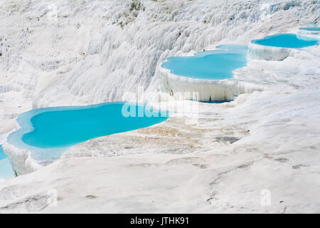 Travertino naturale piscine e terrazze, Pamukkale, Turchia Foto Stock