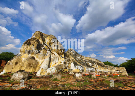 Rovine del tempio del Buddha reclinato, Wat Lokaya Suttha, Ayutthaya, Thailandia Foto Stock