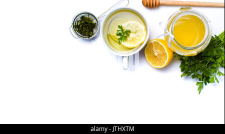 Prezzemolo tè con limone e miele su bianco Foto Stock