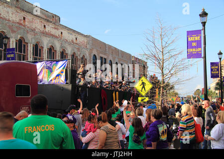 La folla godere di un atmosfera di festa durante Mardis Gras celebrazioni in downtown Lake Charles, Louisiana Foto Stock