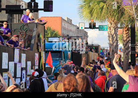 La folla godere di un atmosfera di festa durante Mardis Gras celebrazioni in downtown Lake Charles, Louisiana Foto Stock