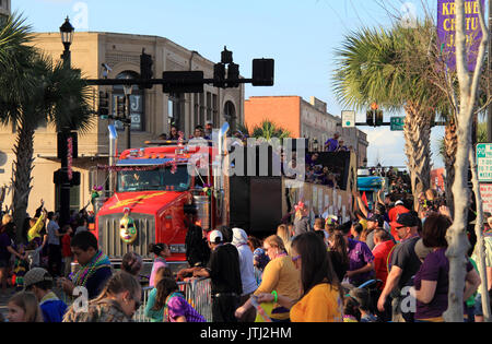 La folla godere di un atmosfera di festa durante Mardis Gras celebrazioni in downtown Lake Charles, Louisiana Foto Stock