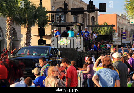 La folla godere di un atmosfera di festa durante Mardis Gras celebrazioni in downtown Lake Charles, Louisiana Foto Stock