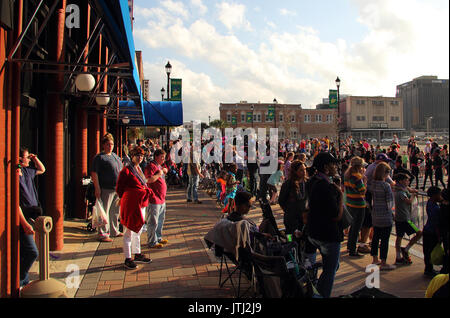 La folla godere di un atmosfera di festa durante Mardis Gras celebrazioni in downtown Lake Charles, Louisiana Foto Stock