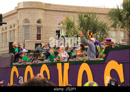 La folla godere di un atmosfera di festa durante Mardis Gras celebrazioni in downtown Lake Charles, Louisiana Foto Stock